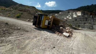 Bilecik’te taş yüklü kamyonun devrilmesi sonucu meydana gelen trafik kazasında