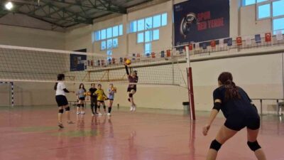 Bilecik’te Gençlik ve Spor İl Müdürlüğü bünyesinde voleybol antrenmanları devam
