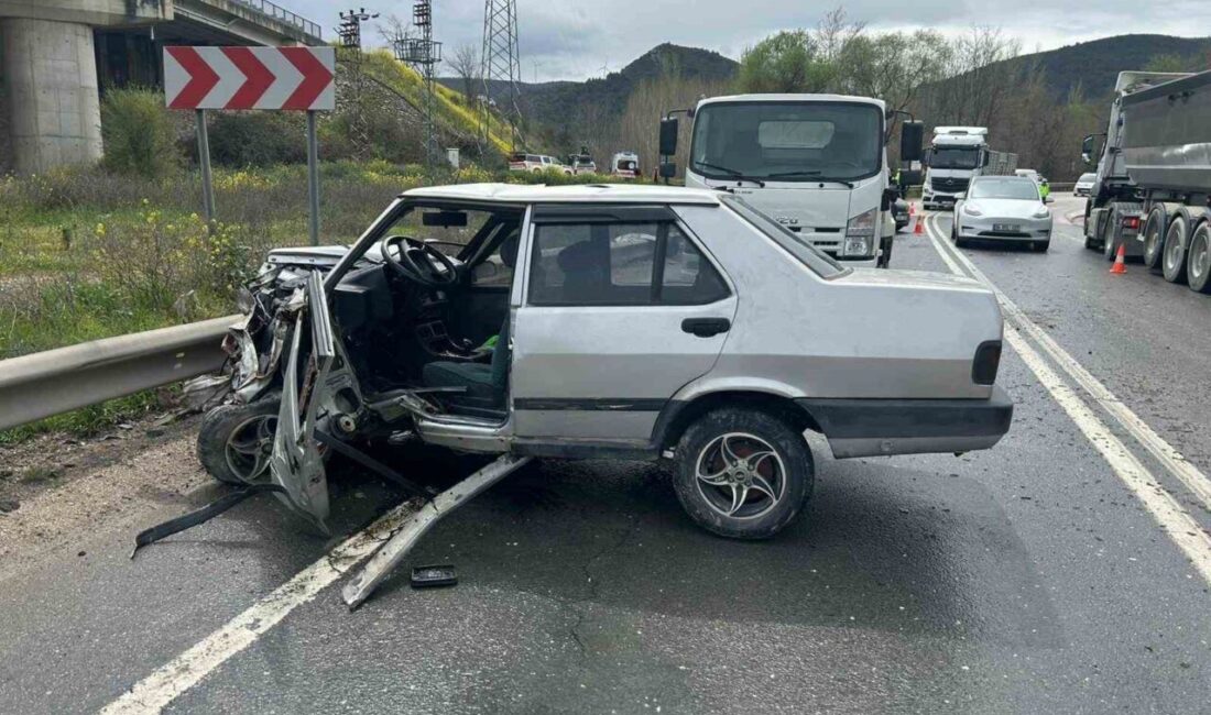 Bilecik’te 3 aracın karıştığı zincirleme trafik kazasında 4 kişi yaralandı.