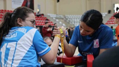 Bilecik’te düzenlenen bilek güreşi grup müsabakalarında ödüller sahiplerini buldu. Bilecik