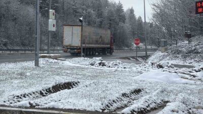 Bolu’da sabaha karşı etkili olan kar yağışı, kentin yüksek kesimlerini