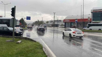 Bolu’da sabahın erken saatlerinde yağmur etkili oldu. Kent merkezinde sabahın