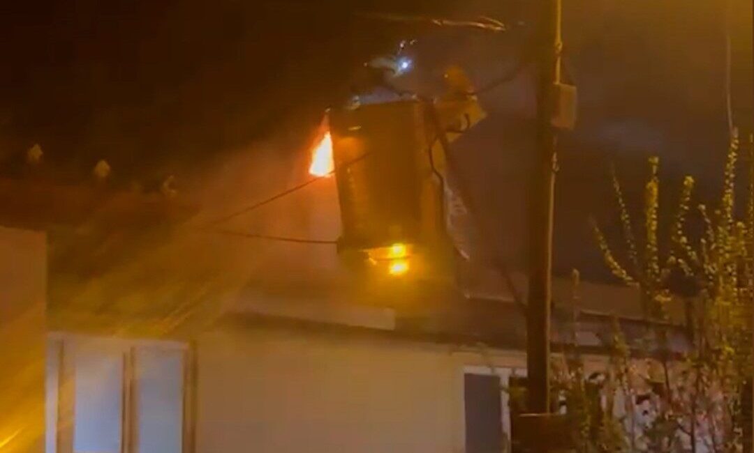 Bolu’da 2 katlı bir evin bacasında çıkan yangın, itfaiye ekiplerinin