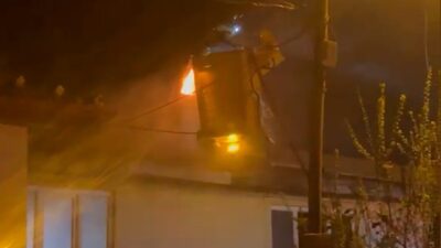 Bolu’da 2 katlı bir evin bacasında çıkan yangın, itfaiye ekiplerinin