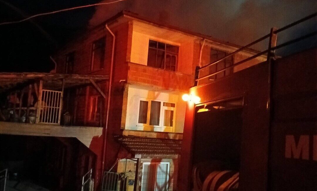 Bolu’nun Mengen ilçesinde 3 katlı binanın en üst katında çıkan