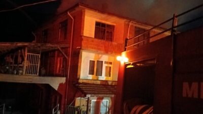 Bolu’nun Mengen ilçesinde 3 katlı binanın en üst katında çıkan