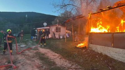 Bolu’da alevlere teslim olan baraka kullanılamaz hale geldi. Yangın, Salıbeyler
