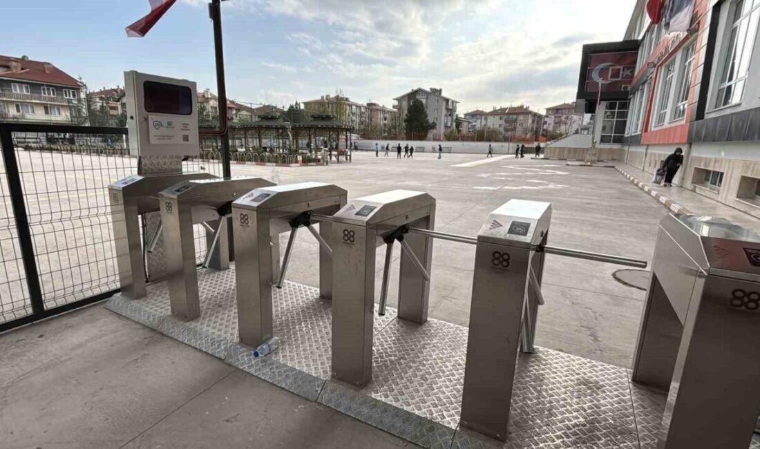 Bolu’da 100. Yıl İlkokulu’nda kurulan kartlı turnike sistemi sayesinde veliler,
