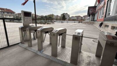 Bolu’da 100. Yıl İlkokulu’nda kurulan kartlı turnike sistemi sayesinde veliler,