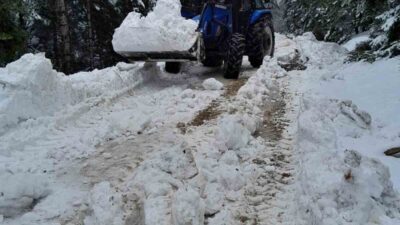 Bolu’nun yüksek kesimlerinde etkili olan kar yağışı nedeniyle ulaşıma kapanan