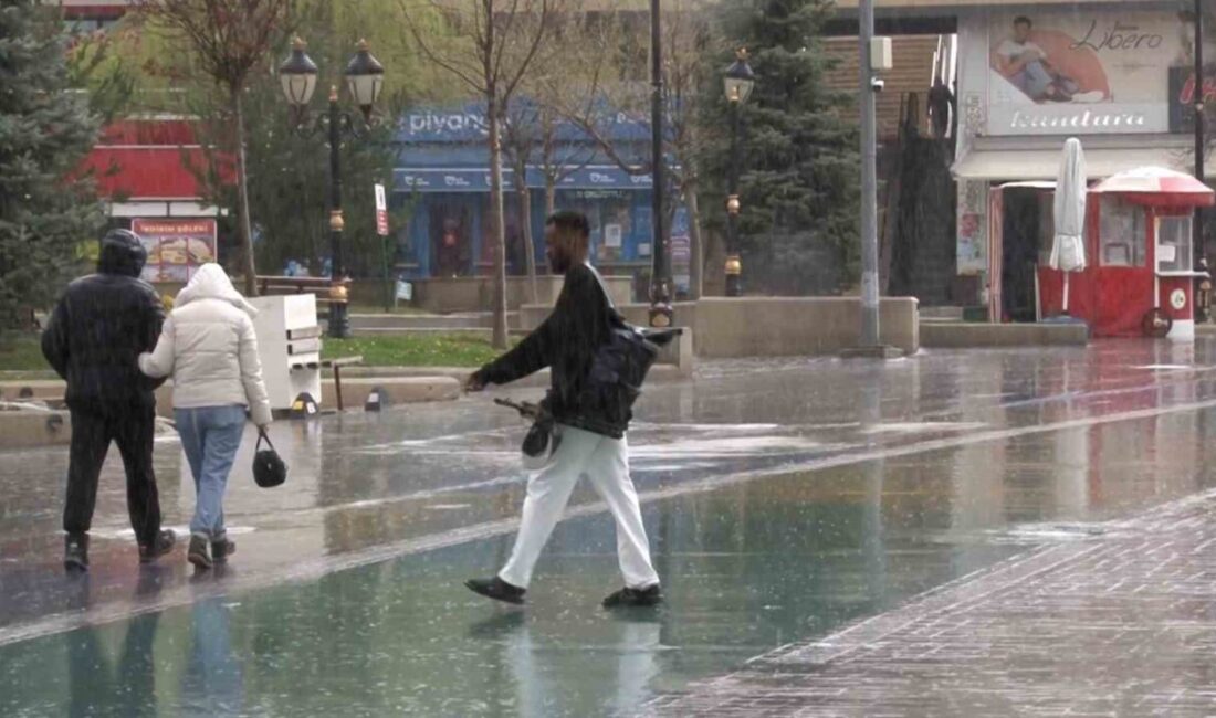 Bolu’da sabah saatlerinde başlayan sağanak yağış, öğle saatlerine kadar aralıklarla