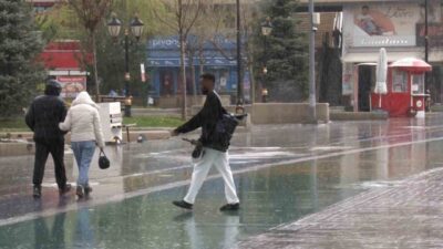 Bolu’da sabah saatlerinde başlayan sağanak yağış, öğle saatlerine kadar aralıklarla