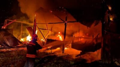 Bolu’nun Mudurnu ilçesinde yıldırım düşmesi sonucu bir samanlık ve traktör