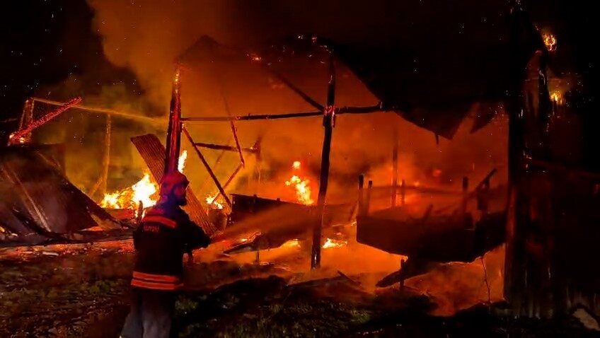 Bolu’nun Mudurnu ilçesinde yıldırım düşmesi sonucu bir samanlık ve traktör