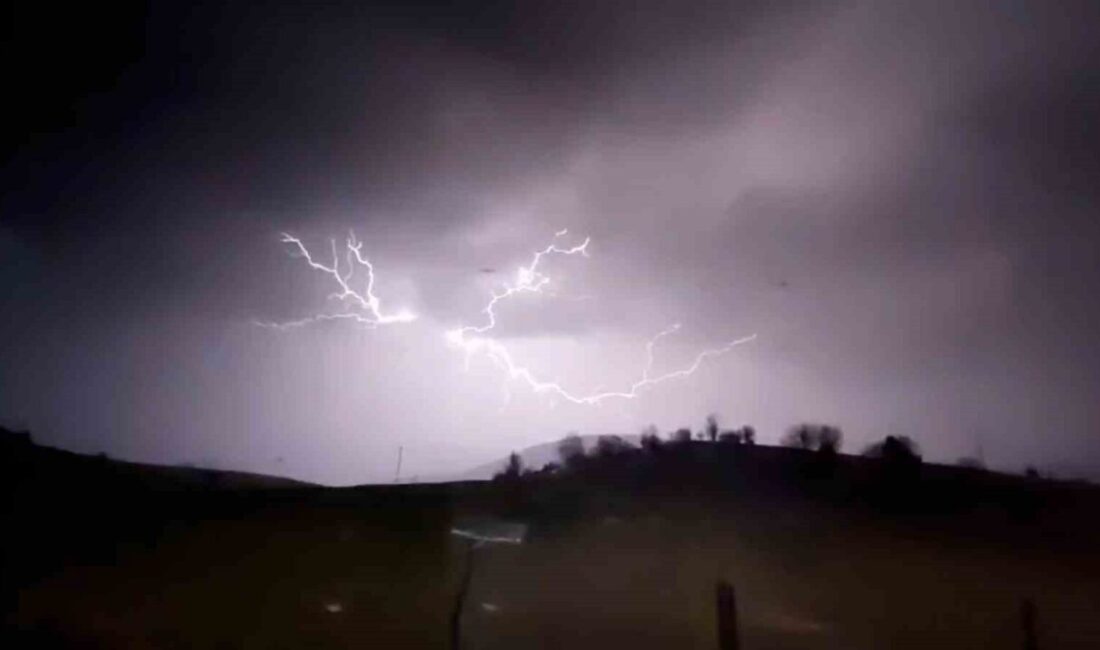 Bolu’da gece saatlerinde etkili olan sağanak yağışla birlikte gökyüzünü aydınlatan