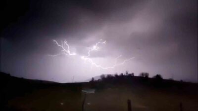 Bolu’da gece saatlerinde etkili olan sağanak yağışla birlikte gökyüzünü aydınlatan