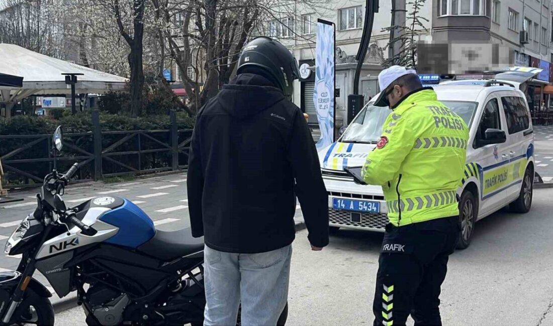 Bolu’da trafik polisi ekipleri, kentin en işlek noktalarında motosiklet ve