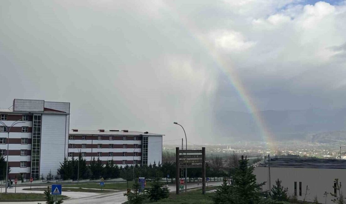 Bolu’da etkili olan sağanak yağışın ardından gökyüzünde oluşan gökkuşağı, kentte