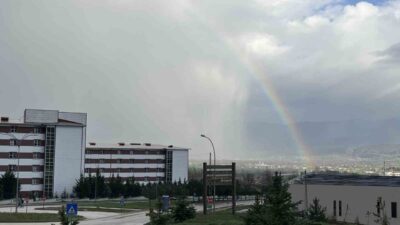 Bolu’da etkili olan sağanak yağışın ardından gökyüzünde oluşan gökkuşağı, kentte