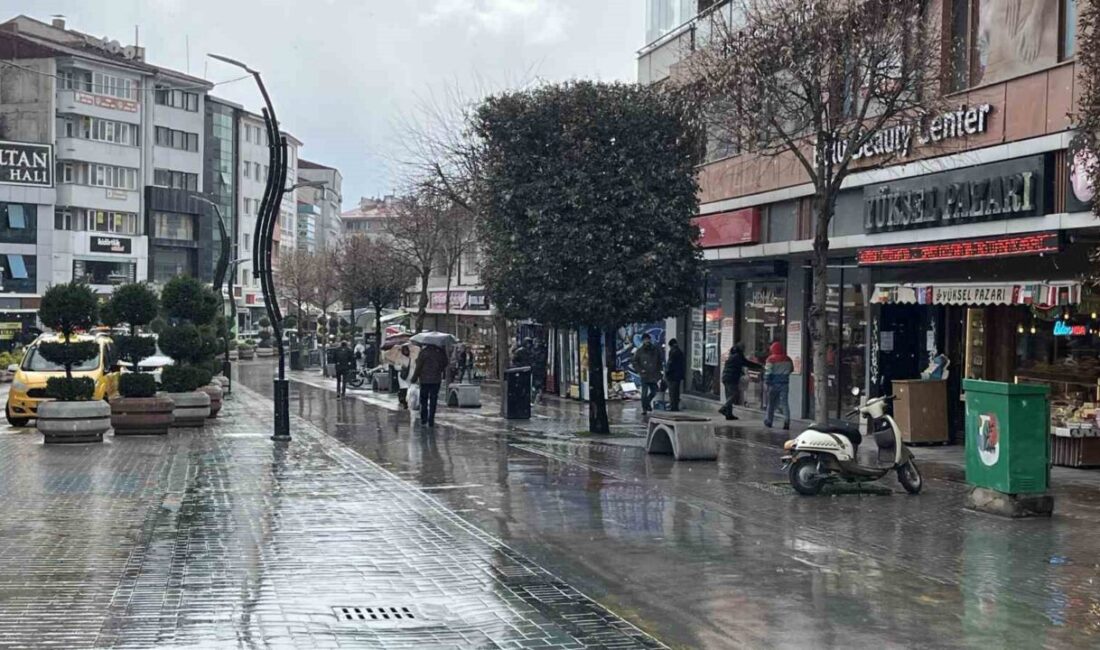 Bolu’da sabah saatlerinden itibaren aralıklarla yağmur ve fırtına etkisini gösterdi.