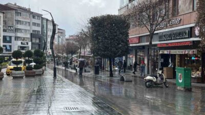 Bolu’da sabah saatlerinden itibaren aralıklarla yağmur ve fırtına etkisini gösterdi.