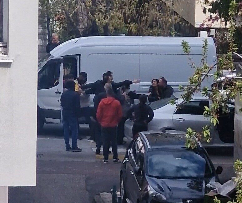 Bolu’da trafikte “yol verme” kavgasında kadınların tarafları güçlükle ayırmaya çalıştığı