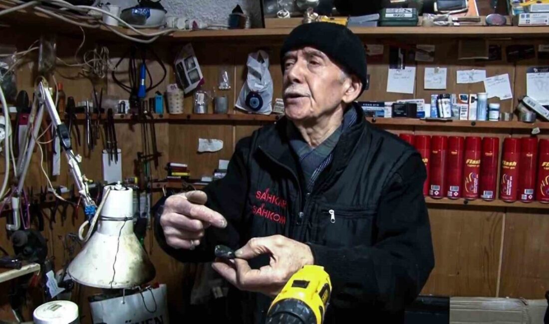 Bolu’da tarihi Taşhan’daki 20 metrekarelik dükkanında altın, gümüş ve bakır