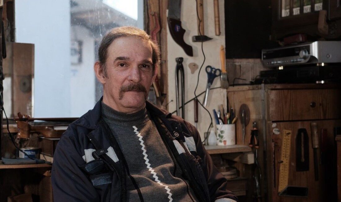 Düzce’de yaşayan kemençe ustası, çocuk yaşlarda çalmaya başladığı ve zamanla