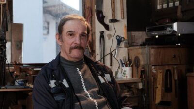 Düzce’de yaşayan kemençe ustası, çocuk yaşlarda çalmaya başladığı ve zamanla