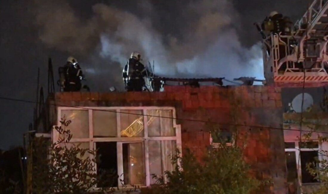 Kocaeli’nin Çayırova ilçesinde bir evin çatı katında çıkan yangın, itfaiye