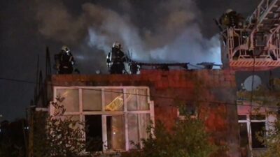 Kocaeli’nin Çayırova ilçesinde bir evin çatı katında çıkan yangın, itfaiye