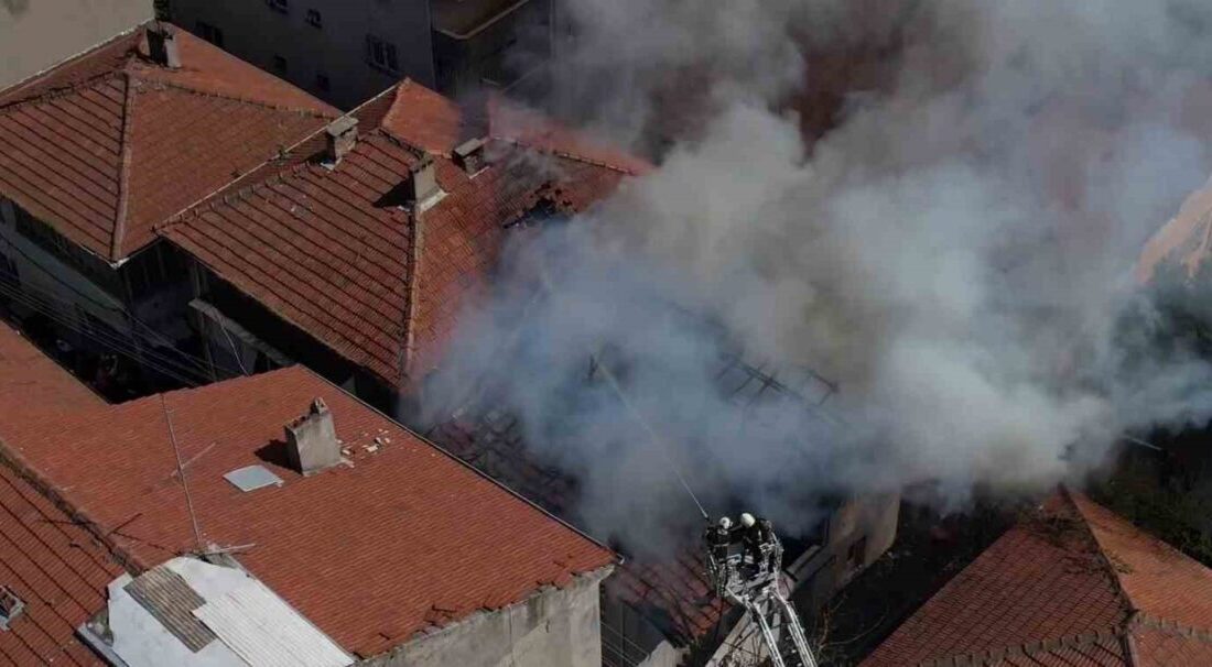 Sakarya’nın Adapazarı ilçesinde çatı yangını sırasında evde bulunan anne, 3