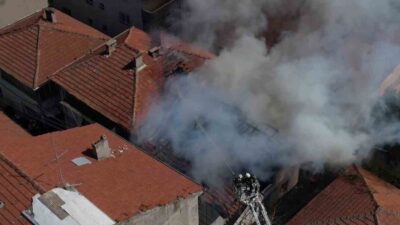 Sakarya’nın Adapazarı ilçesinde çatı yangını sırasında evde bulunan anne, 3