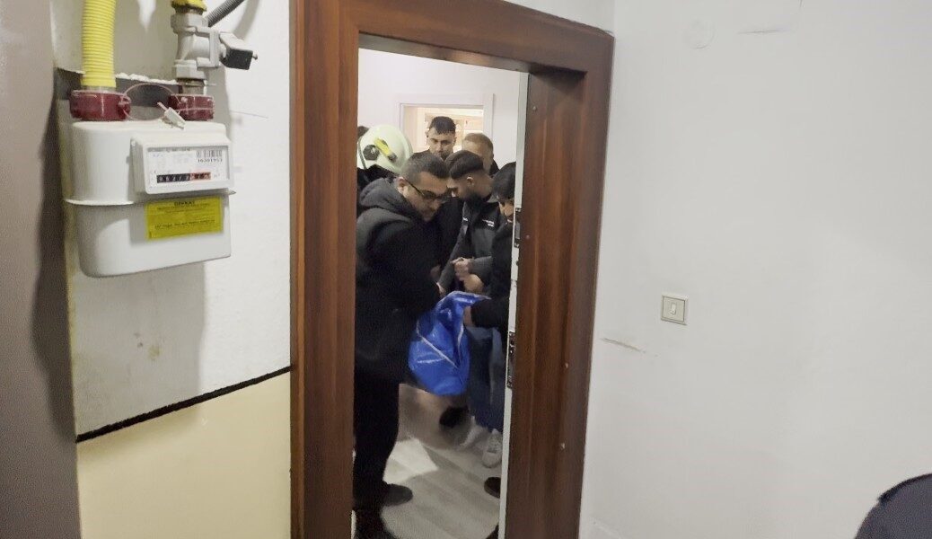 Kastamonu’nun Tosya ilçesinde 6 katlı binanın bacasında çıkan yangına müdahale