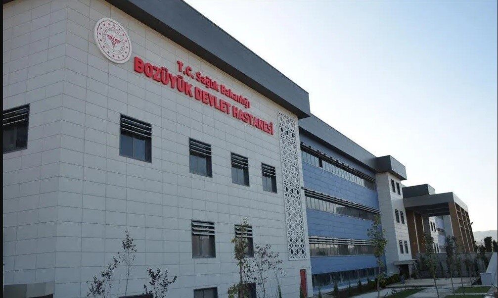 Bilecik’te devam eden bir fabrika inşaatının çatısından düşen işçi ağır