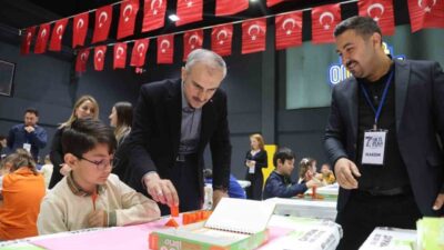 Çayırova’da düzenlenen 7. Akıl ve Zeka Oyunları Turnuvası başladı. Çayırova