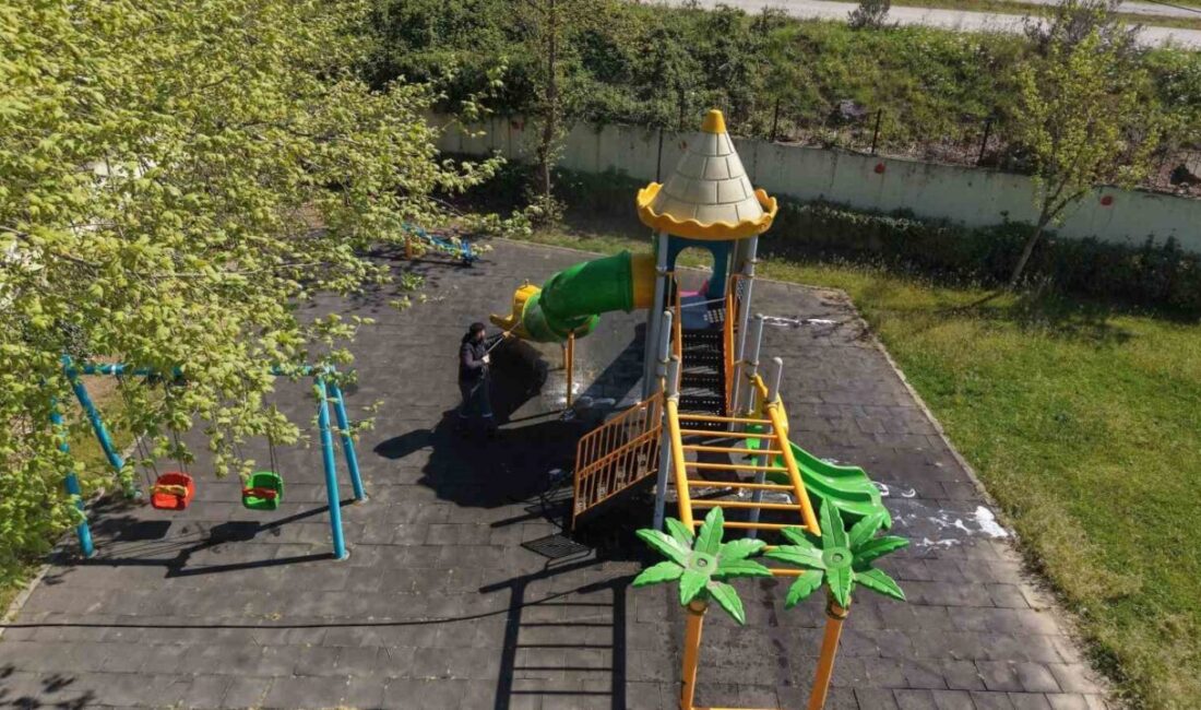 Çayırova’da ekipler, çocukların daha hijyenik alanlarda vakit geçirmesi için oyun