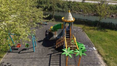 Çayırova’da ekipler, çocukların daha hijyenik alanlarda vakit geçirmesi için oyun