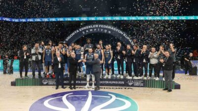 Çayırova Belediyesi Basketbol Takımı, şampiyonluk kupasına kavuşuyor. Türkiye Basketbol Ligi’nde