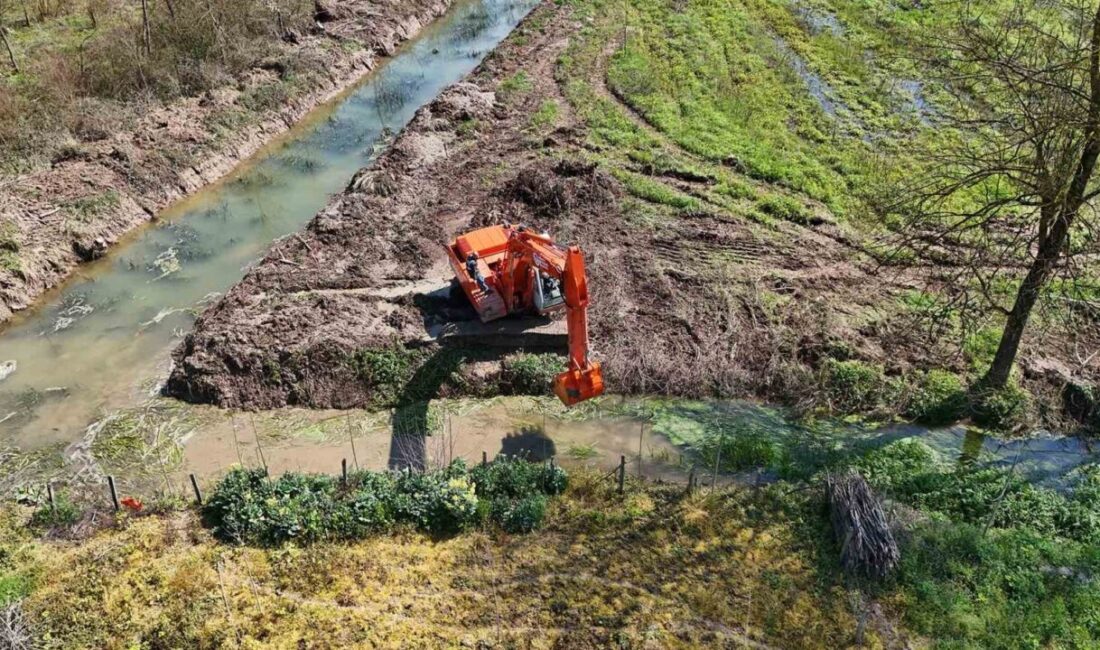 Sakarya Büyükşehir Belediyesi’nin 16 ilçede başlattığı drenaj ve sulama kanalı