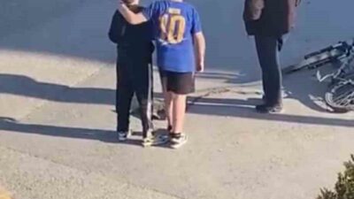 Kocaeli’nin Gölcük ilçesinde otomobilin çarpması sonucu yaralanan kediye mahalledeki çocuklar