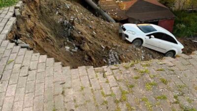 Kocaeli’nin Çayırova ilçesinde çöken istinat duvarı hasara yol açtı. Kayan