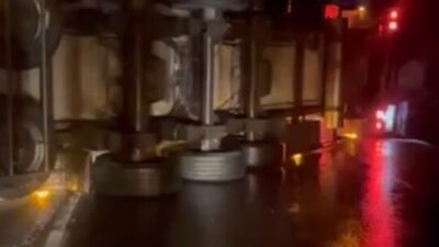 Sakarya’nın Adapazarı-Pamukova D-650 karayolu Geyve geçişinde 3 tırın karıştığı zincirleme