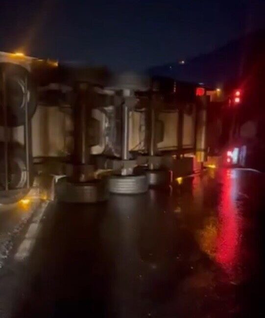 Sakarya’nın Adapazarı-Pamukova D-650 karayolu Geyve geçişinde 3 tırın karıştığı zincirleme