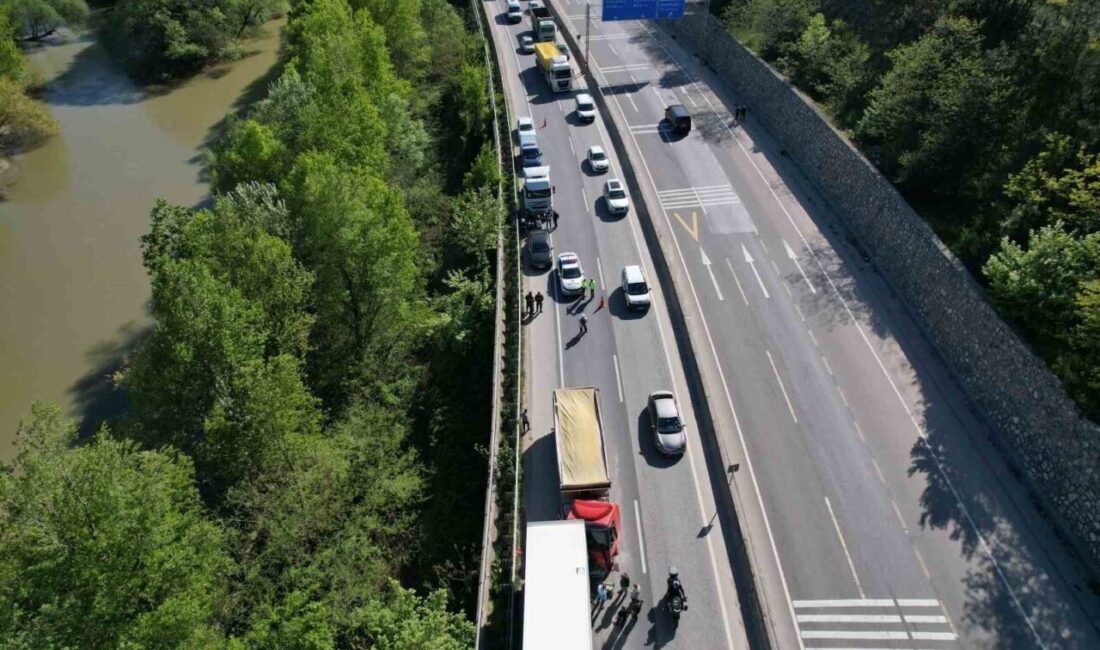 Sakarya’nın Geyve ilçesi D-650 kara yolunda iki çekicinin karıştığı trafik