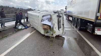 Kastamonu’nun Tosya ilçesi D100 karayolunda devrilen minibüsün sürücüsü yaralandı. Kaza,