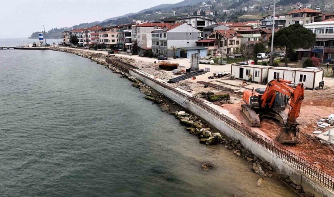 Gölcük Ulaşlı Sahili’nde deniz taşkınlarını önlemek amacıyla 550 metre uzunluğunda