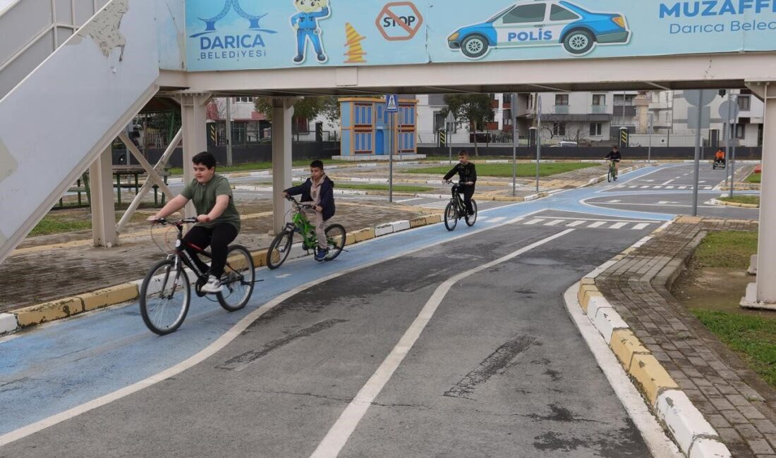 Darıca Belediyesi tarafından hayata geçirilen Trafik Eğitim Parkı’nda, çocuklara trafik