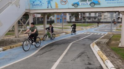 Darıca Belediyesi tarafından hayata geçirilen Trafik Eğitim Parkı’nda, çocuklara trafik