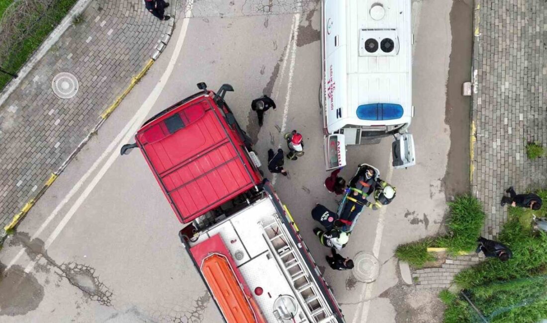 Kocaeli’nin İzmit ilçesinde demir korkulukları aşan kamyonetin dereye düştüğü kazada